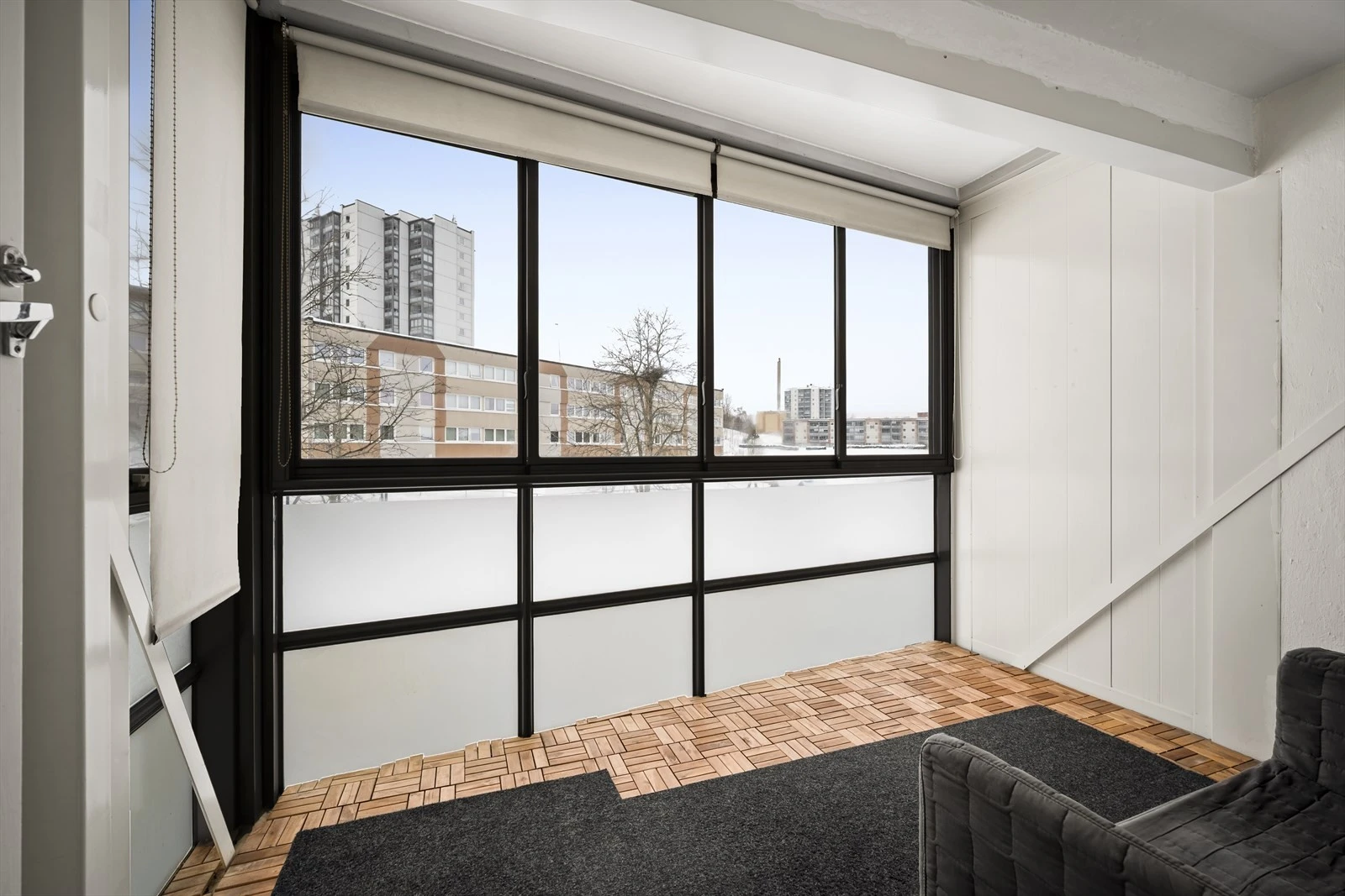 Stor innglasset balkong - et ekstra oppholdsrom.