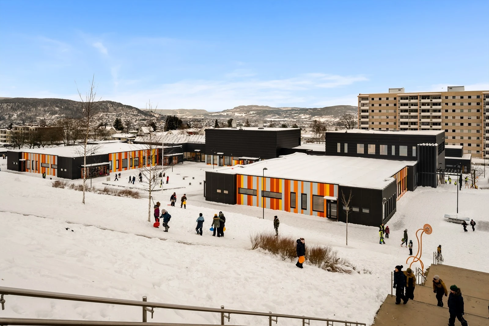 Nærhet til skole, barnehage og dagligvare.