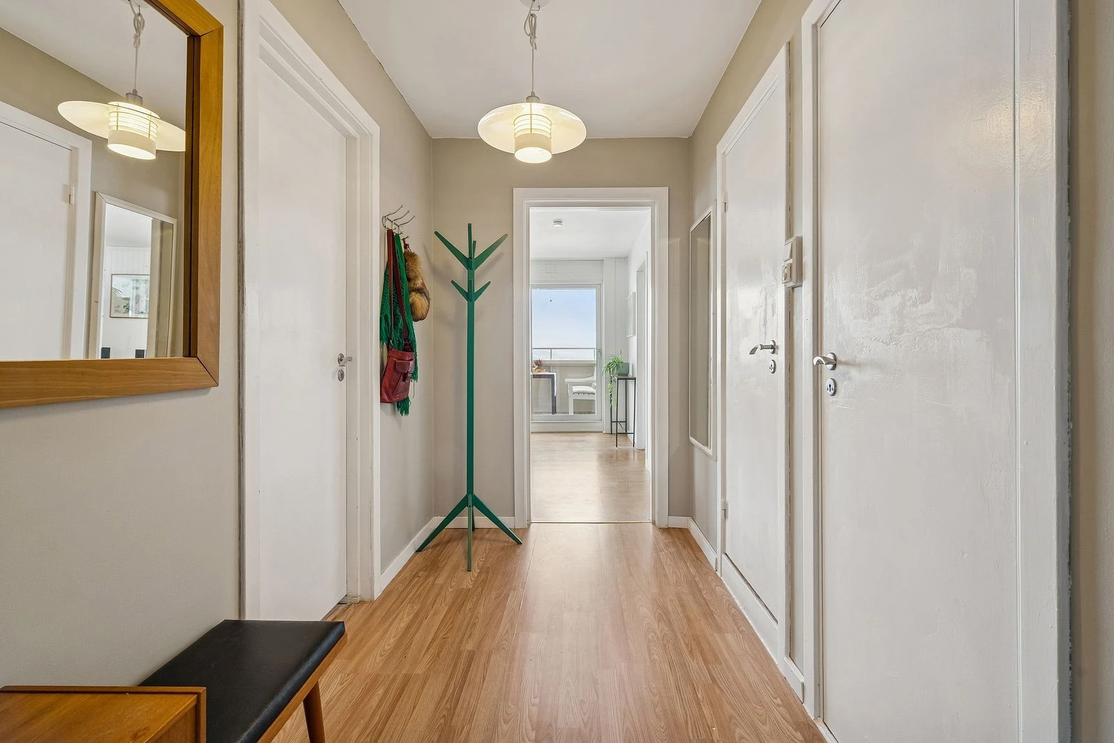 Romslig inngang som gir en god førsteopplevelse av boligen samt enkel oppbevaring.