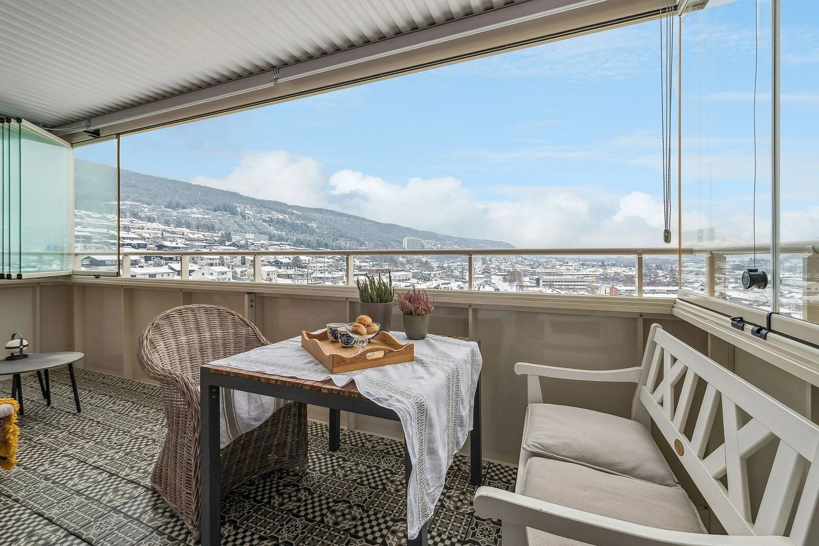 Romslig innglasset balkong med solrike formiddager og flott utsikt.