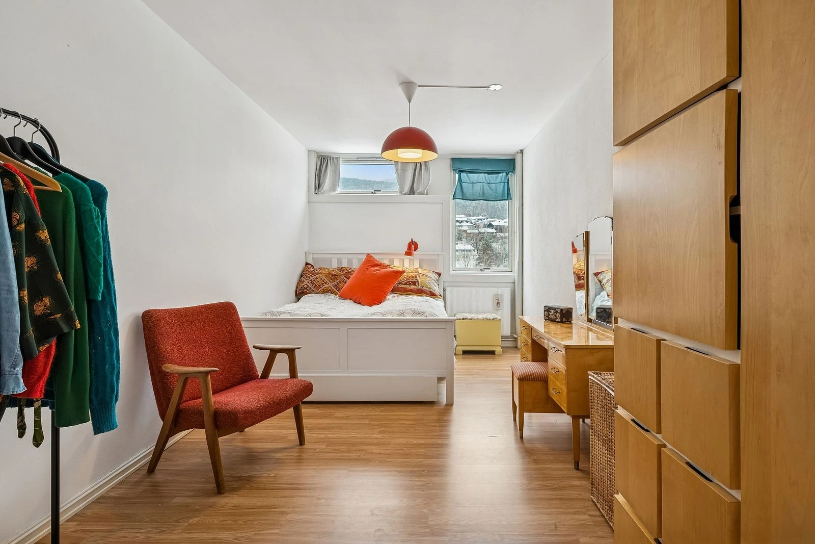 Hovedsoverom med gode lysforhold og plass til seng og garderobe.