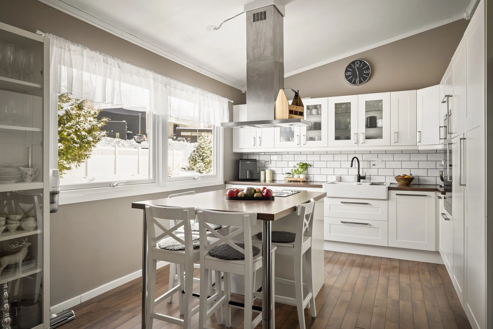 En trivelig spiseplass på kjøkkenet! To store vinduer gir rikelig med lysinnslipp.