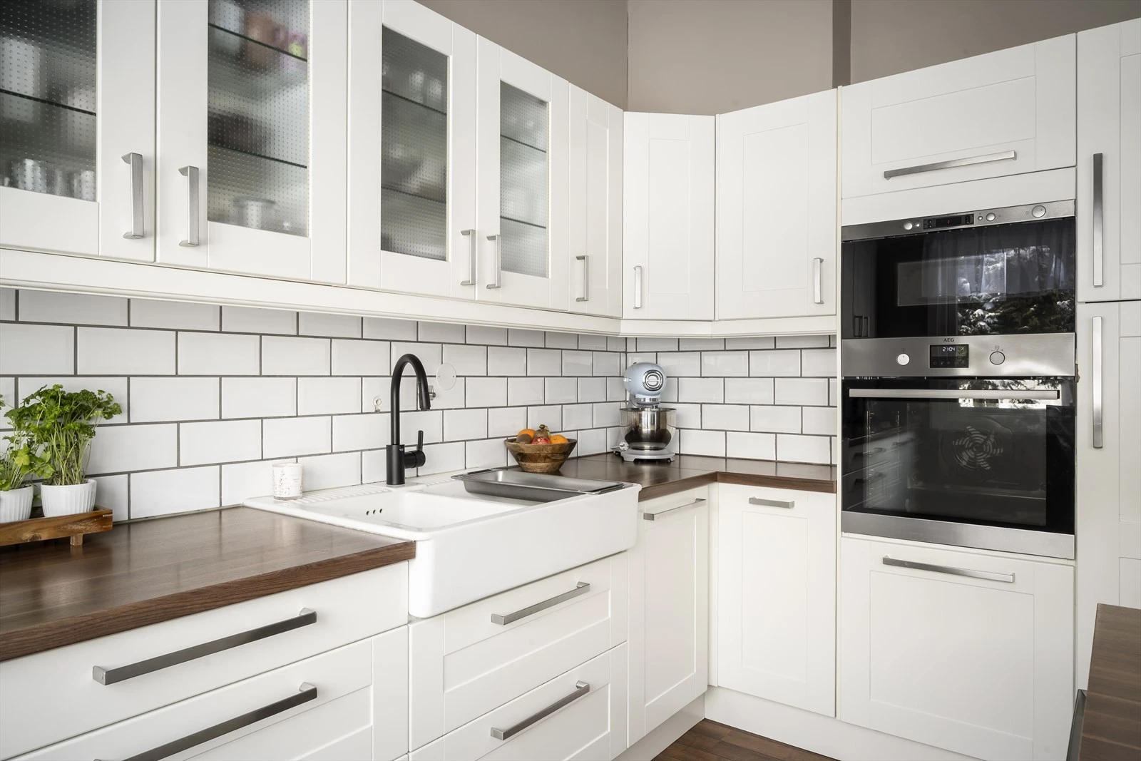 Et relativt moderne og pent kjøkken fra 2011, profilerte fronter, laminat benkeplate og integrerte hvitevarer.