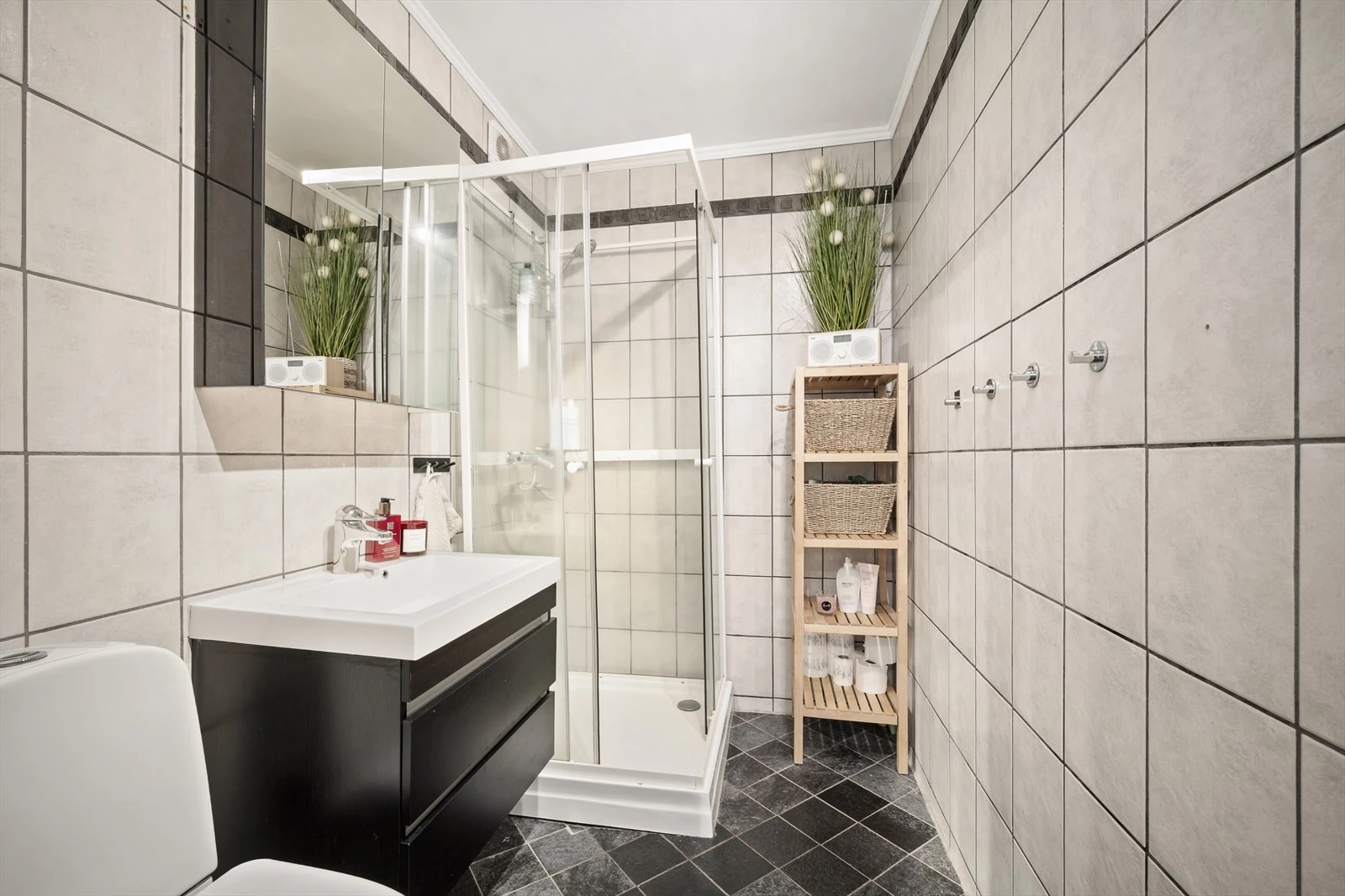 Baderommet ble pusset opp av tidligere eier, alder ukjent. Varmekabler på gulv!