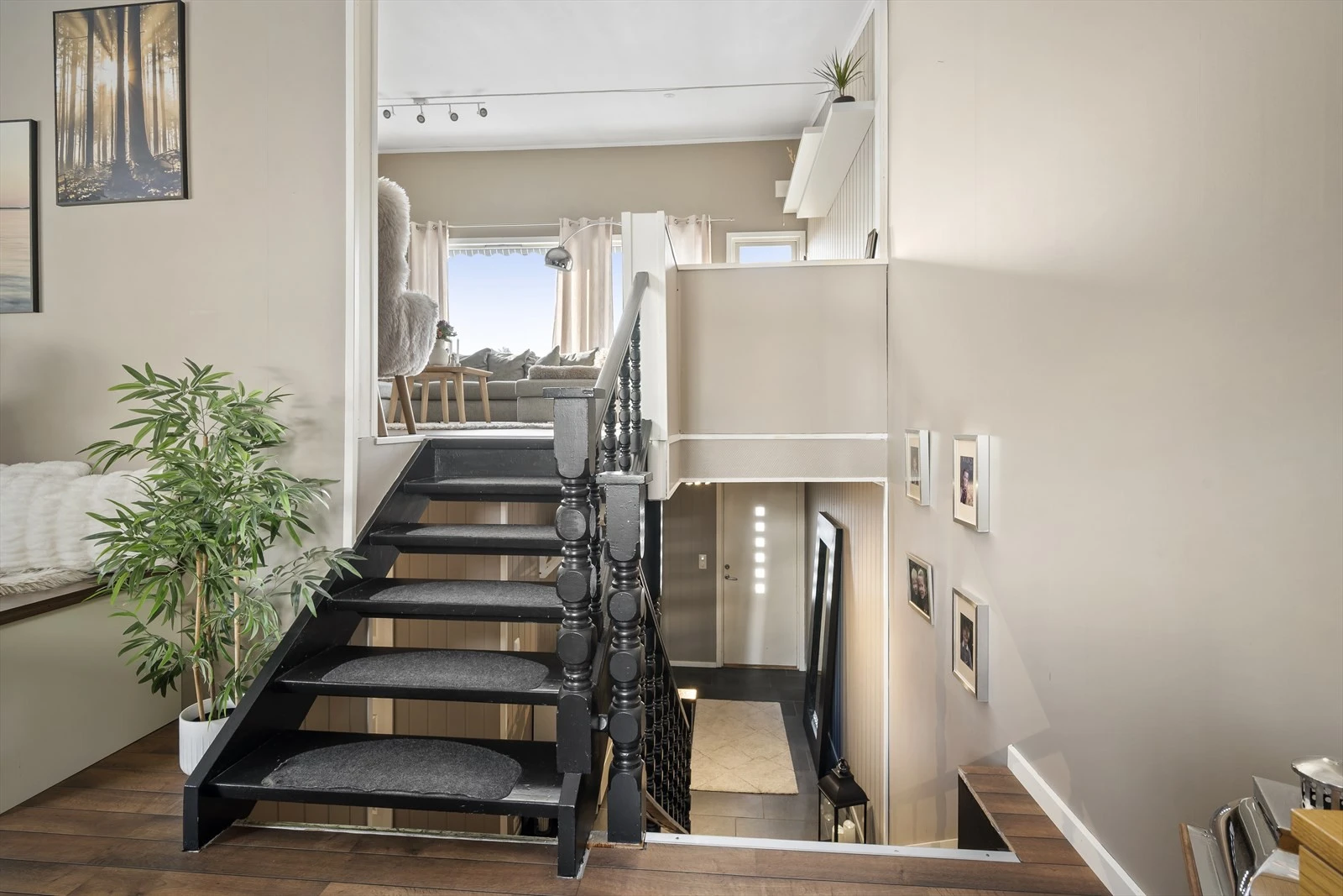 I boligens øverste etasje finner en stuen adskilt fra kjøkkenet.