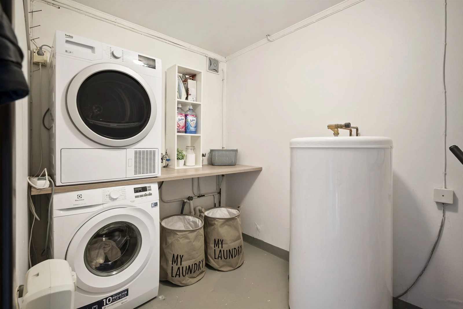 Separat vaskerom gir god plass til klesvask og oppbevaring!