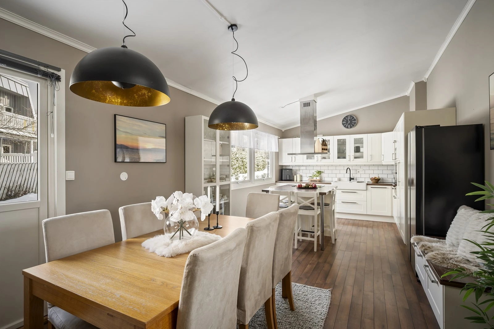 I samme etasje som kjøkkenet er det god plass til spisestue!