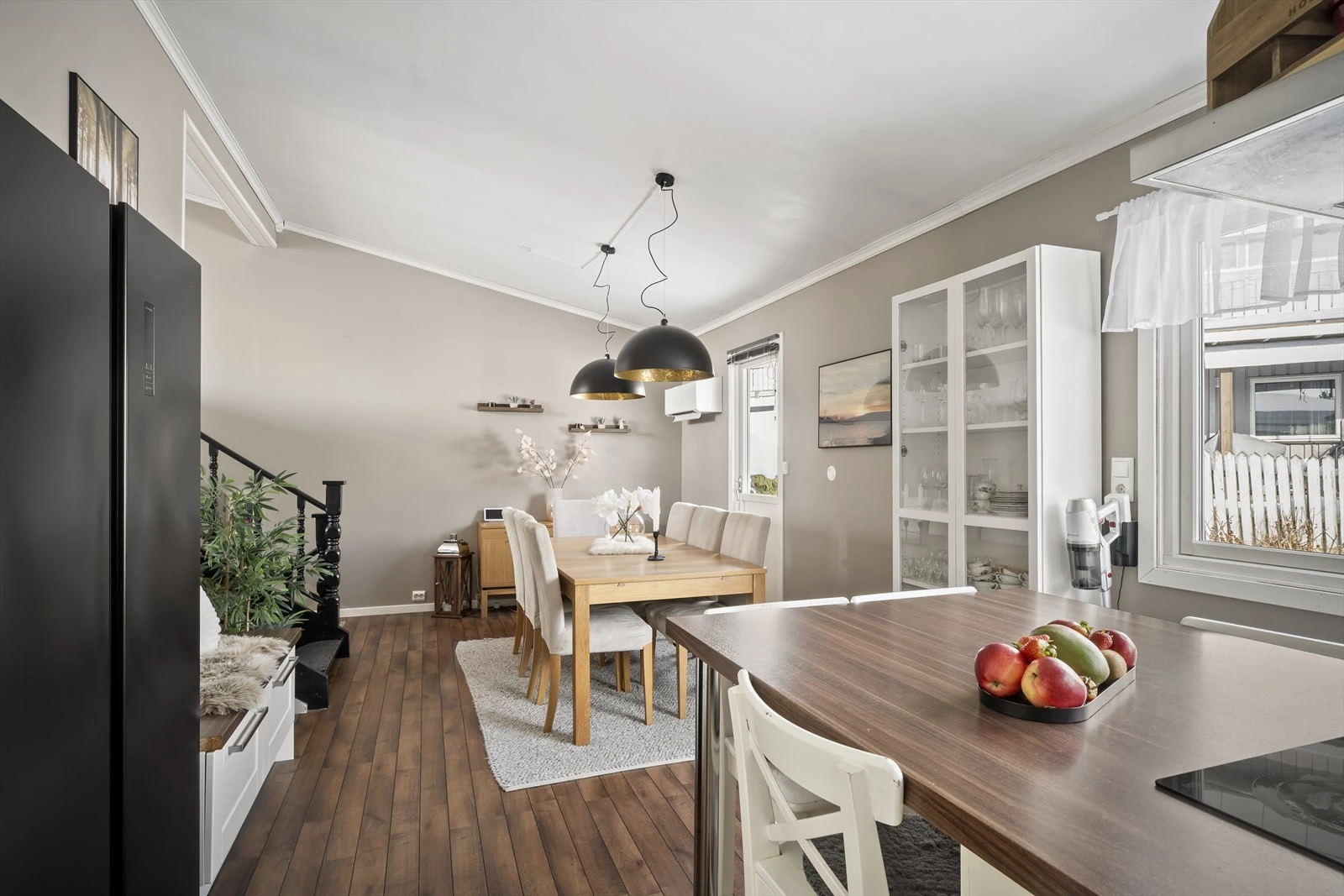 Eiendommen holder god standard i lyse farger.