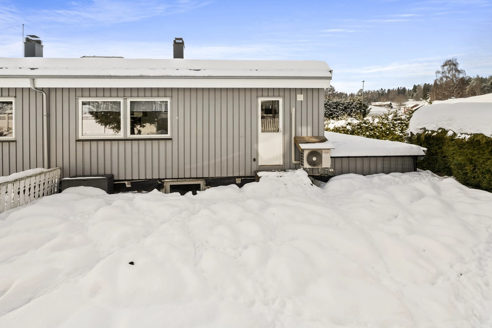 Tomannsboligen byr på en inngjerdet gårdsplass, som gir trygge lekeområder for barna.