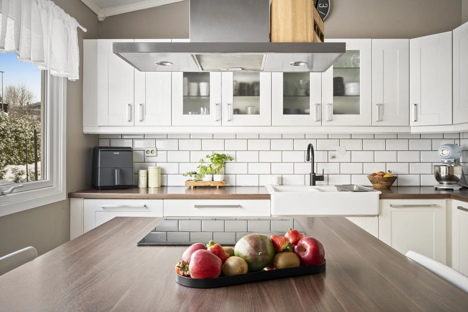 Pen kjøkkeninnredning med kjøkkenøy fra Ikea m/ profilerte fronter (2011)