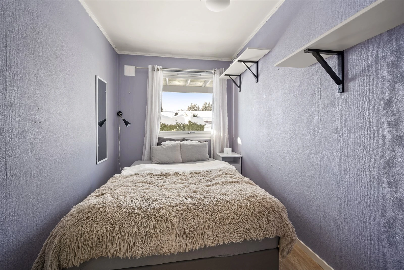 Soverom 3 - Et noe mindre soverom men med god plass til dobbeltseng og nattbord. Eventuelt et flott kontor!