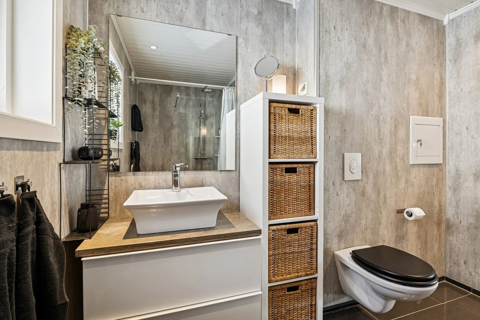 Boligens baderom er pent oppusset i 2014 og holder god standard, legg merke til rør-i-rør-system montert på veggen.