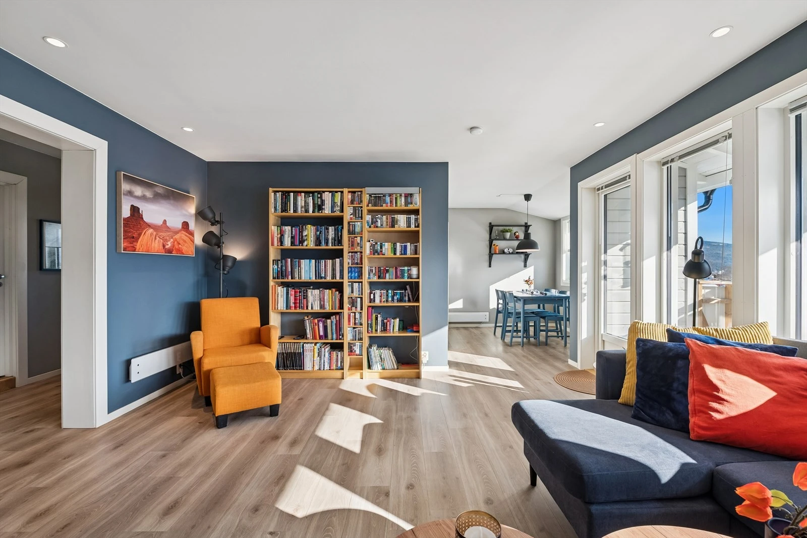 Boligen er godt vedlikeholdt gjennom årene og overflatene er malt i nyere tid.