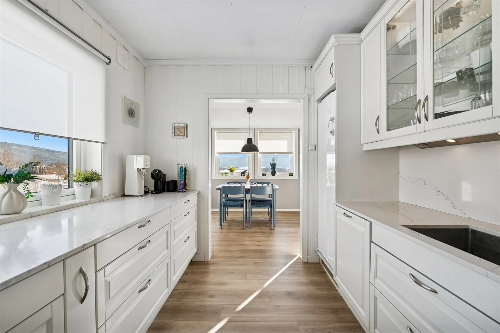 Kjøkkeninnredning fra Epoq med profilerte fronter og benkeplate i stein / kompositt.