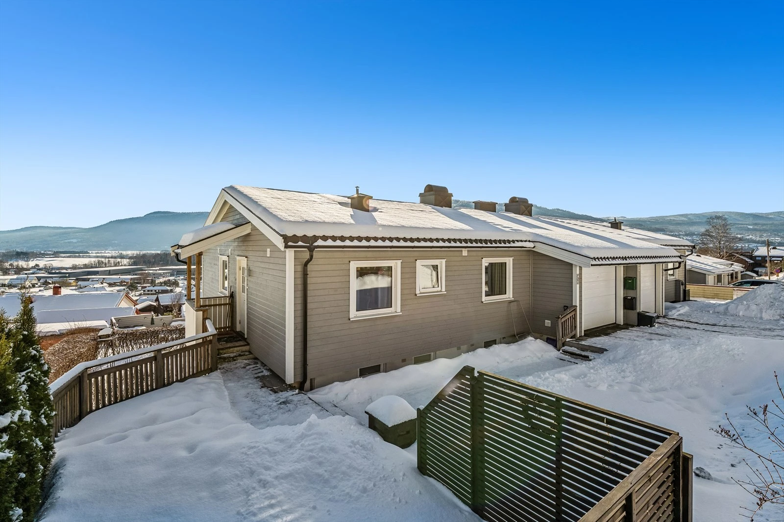 Furubakken Borettslag har i årene 2023 / 2024 kraftig modernisert boligene med bla. nye vinduer, dører, kledning, takrenner og nedløp! Legg merke til privat garasje!