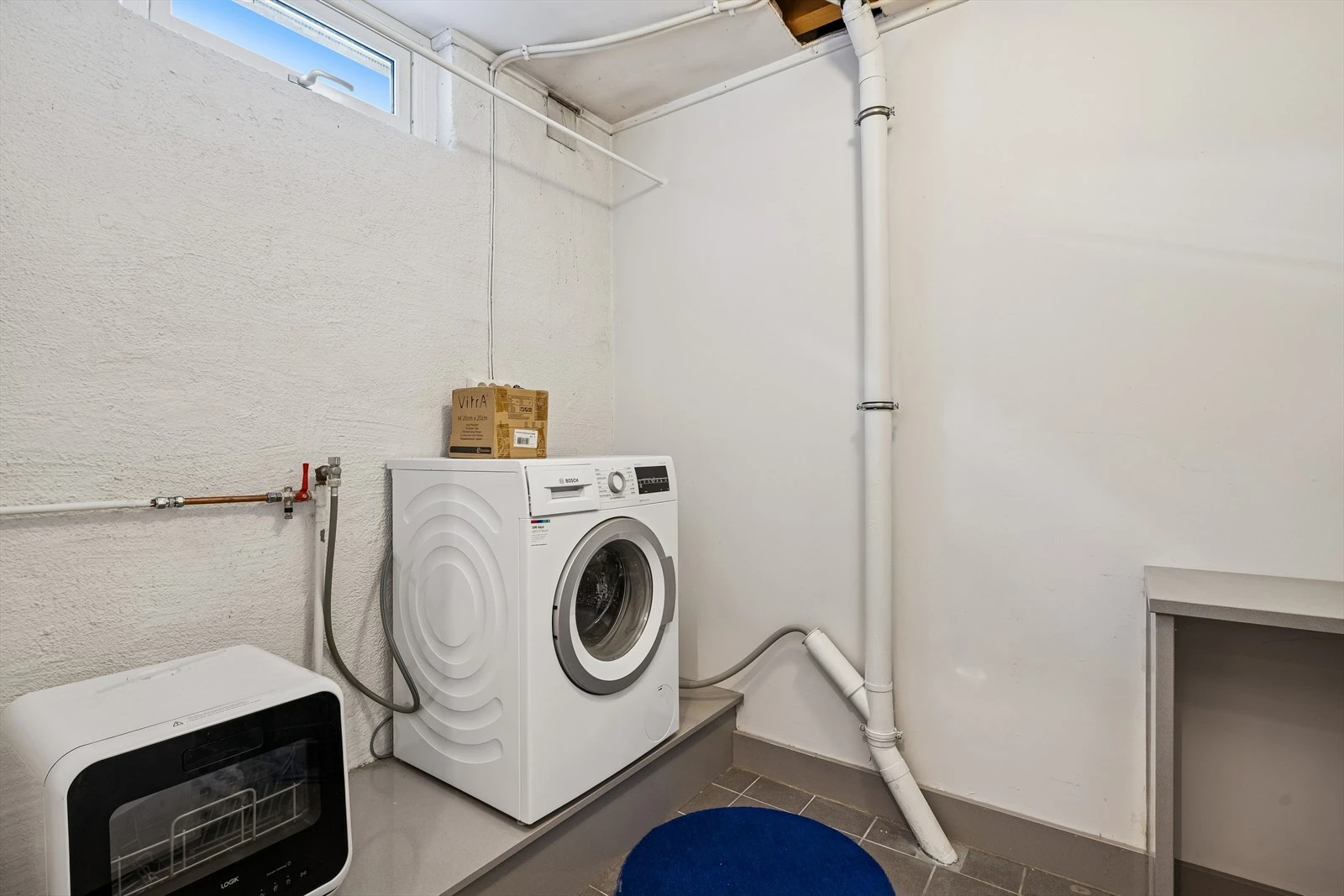 Praktisk vaskerom i kjeller.