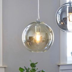 Stilig pendel med 5 glasskuler selges! | FINN.no Glasskule lamper med stilig stor pære | FINN.no
