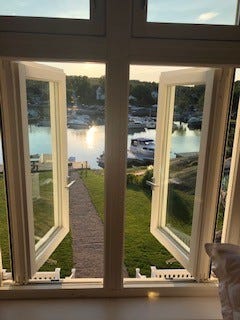 Utsikt fra soverom 2 mot brygga. Galleribilde