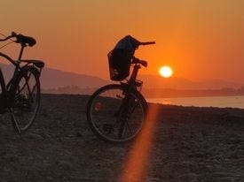 Solnedgang på stranden. Fantastisk strandpromenade helt inn til Estepona Galleribilde