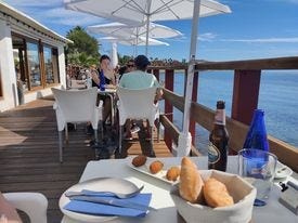 Estepona.Gå til sjøen og sitt over havet på restaurant Como pez en el Agua.Vakkert, vilt og nydelig mat Galleribilde