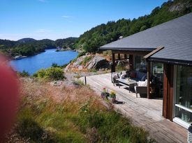 Stor, solrik uteplass Galleribilde