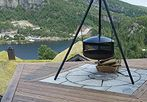 Steinlagt felt til bålpanne på terrassen. Utsikt mot Tjørhom og Sinnes. Galleribilde