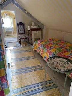 soverom seks - en seng. Sett mot soverom syv Galleribilde