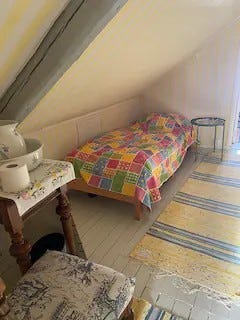 soverom seks - en seng. Sett mot soverom fem Galleribilde