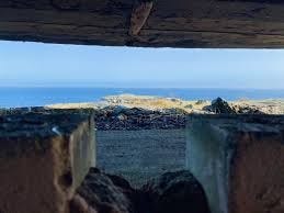 Gamle bunkers ved sjøen i gangavstand fra huset Galleribilde