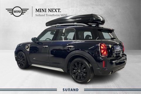 Bilen er en ladbar hybrid, kombinerer merkets ikoniske design med moderne teknologi og miljøvennlighet.