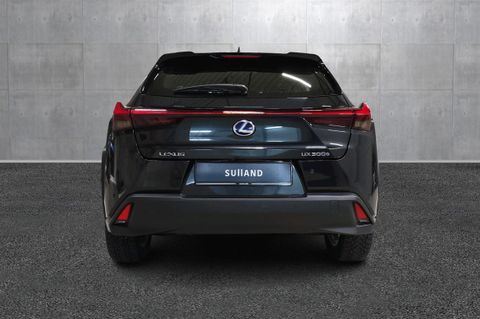 Unikt lysdesign! Lexus’ gjennomgående LED-baklys gir et futuristisk og eksklusivt uttrykk.