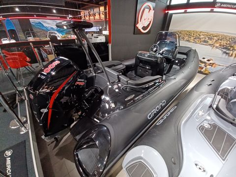 Grand 650 Ultimate Black // Mercury P 200 Pro XS V8