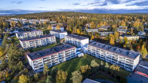 Furumoen er bygget i 1967 og har 176 leiligheter fordelt på 7 blokker. logo