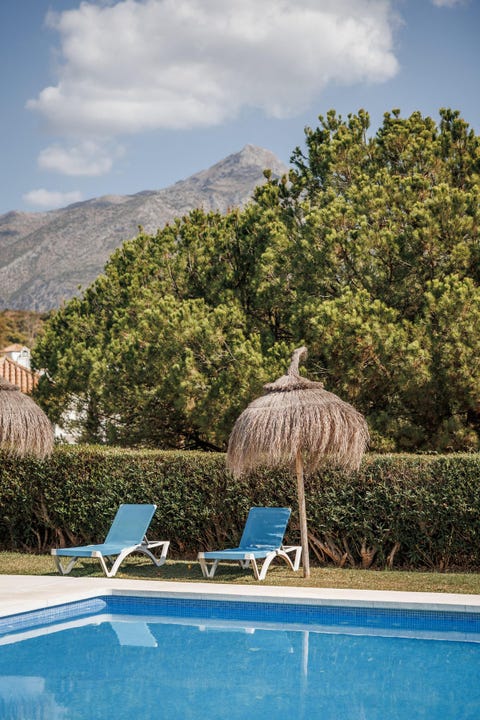 Sjarmerende og totalrenovert rekkehus i El Naranjal, Nueva Andalucía med stor terrasse og jacuzzi – bilde 12