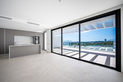 Eksklusiv nybygg-penthouse med privat takterrasse og basseng i Marbella – panoramautsikt og resortfasiliteter – bilde 11