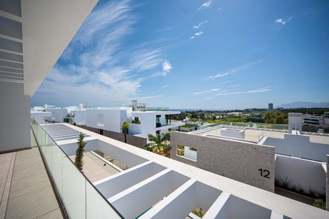 Eksklusiv nybygg-penthouse med privat takterrasse og basseng i Marbella – panoramautsikt og resortfasiliteter – bilde 12