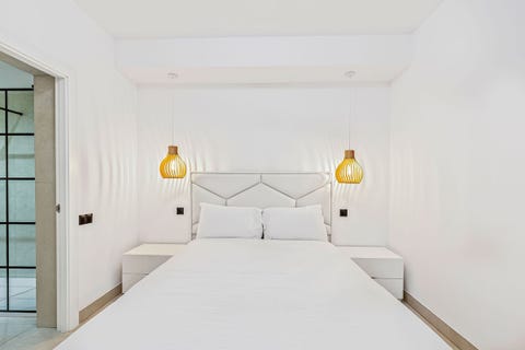 Marbella - Strandnær, fullt renovert 4-soveroms bakkeplanleilighet med hage og basseng – bilde 9