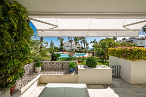 Estepona Sentrum - Romslig 2-soveroms hageleilighet i eksklusivt strandkompleks med direkte adkomst til stranden – bilde 2