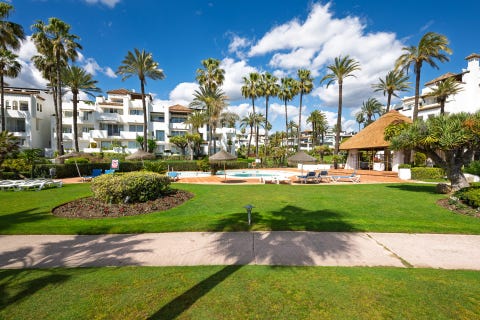 Estepona Sentrum - Romslig 2-soveroms hageleilighet i eksklusivt strandkompleks med direkte adkomst til stranden – bilde 8