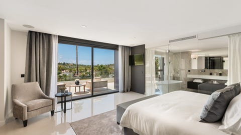 Marbella - Arkitekttegnet luksusvilla med panoramautsikt over golfbanen i hjertet av Nueva Andalucía – bilde 8