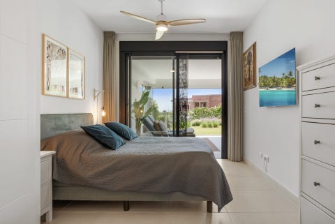 Romslig 2-soveroms bakkeplanleilighet med stor privat hage, sjøutsikt og solrik beliggenhet i ettertraktede Estepona – bilde 8