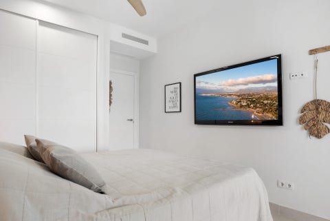 Romslig 2-soveroms bakkeplanleilighet med stor privat hage, sjøutsikt og solrik beliggenhet i ettertraktede Estepona – bilde 12