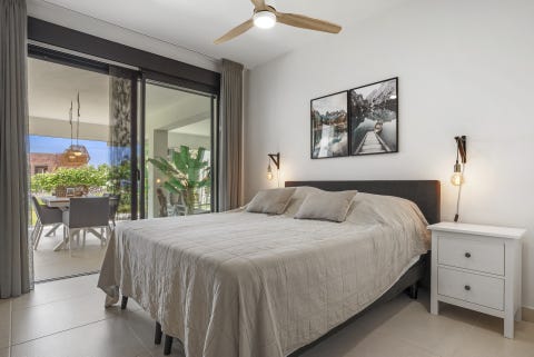 Romslig 2-soveroms bakkeplanleilighet med stor privat hage, sjøutsikt og solrik beliggenhet i ettertraktede Estepona – bilde 11