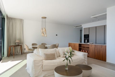 Marbella Øst - Eksklusiv 3-soveroms leilighet med panoramautsikt, store terrasser og gangavstand til strand og marina – bilde 8