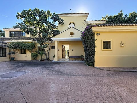 Estepona Øst - Eksklusiv sørvendt villa med stor tomt, oppvarmet basseng og gangavstand til stranden – bilde 2