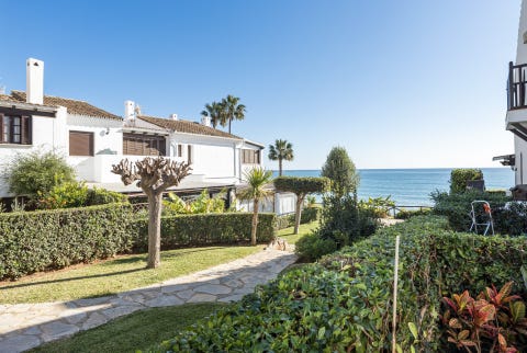 Estepona - Rekkehus på første linje mot stranden - Renoveringsmulighet i Bahía Azul – bilde 4
