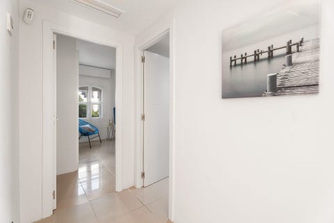 Marbella - Nyrenovert, Eksklusiv 2-soveroms leilighet midt i marinaen med parkering og investeringsmulighet – bilde 11