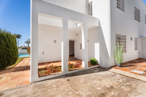 Marbella Øst - Strandnær villa i Marbesa med 5 soverom kun 50m fra stranden - Investeringsmulighet med stort potensial – bilde 12