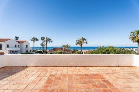 Marbella Øst - Strandnær villa i Marbesa med 5 soverom kun 50m fra stranden - Investeringsmulighet med stort potensial – bilde 10