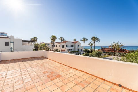 Marbella Øst - Strandnær villa i Marbesa med 5 soverom kun 50m fra stranden - Investeringsmulighet med stort potensial – bilde 11